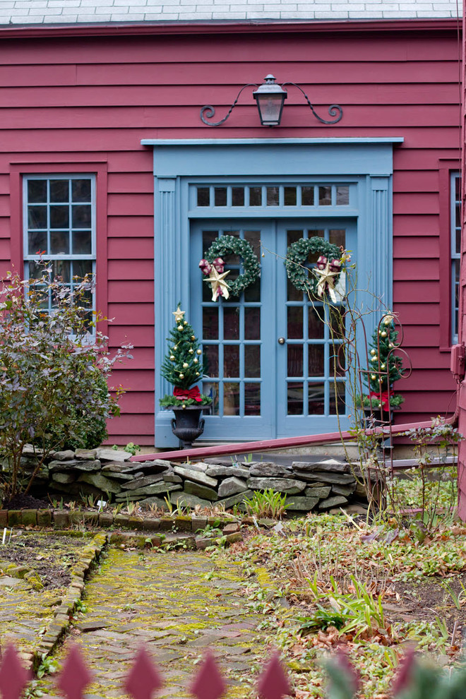 На фото: входная дверь в классическом стиле с двустворчатой входной дверью и синей входной дверью