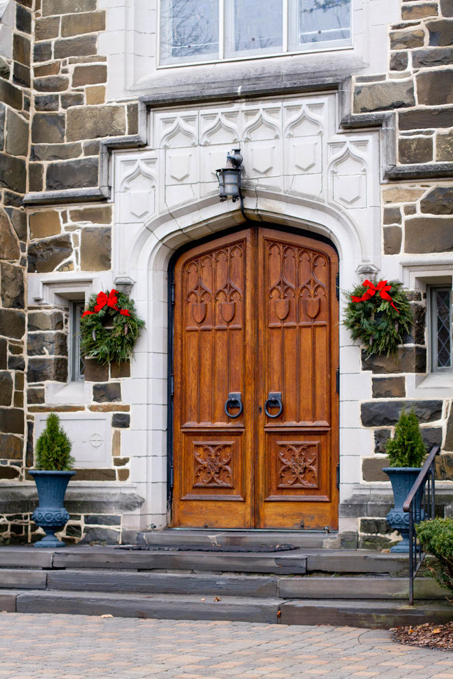 Идея дизайна: входная дверь в классическом стиле с двустворчатой входной дверью и входной дверью из дерева среднего тона