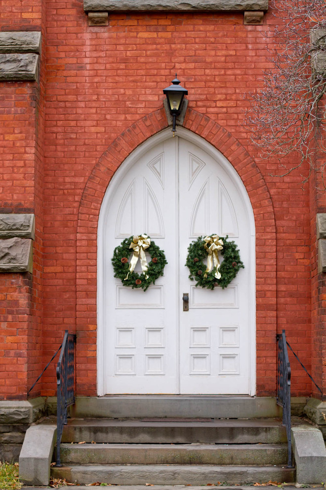 ニューヨークにあるトラディショナルスタイルのおしゃれな玄関ドア (白いドア) の写真