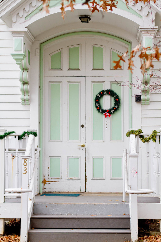 Entryway - traditional entryway idea in New York
