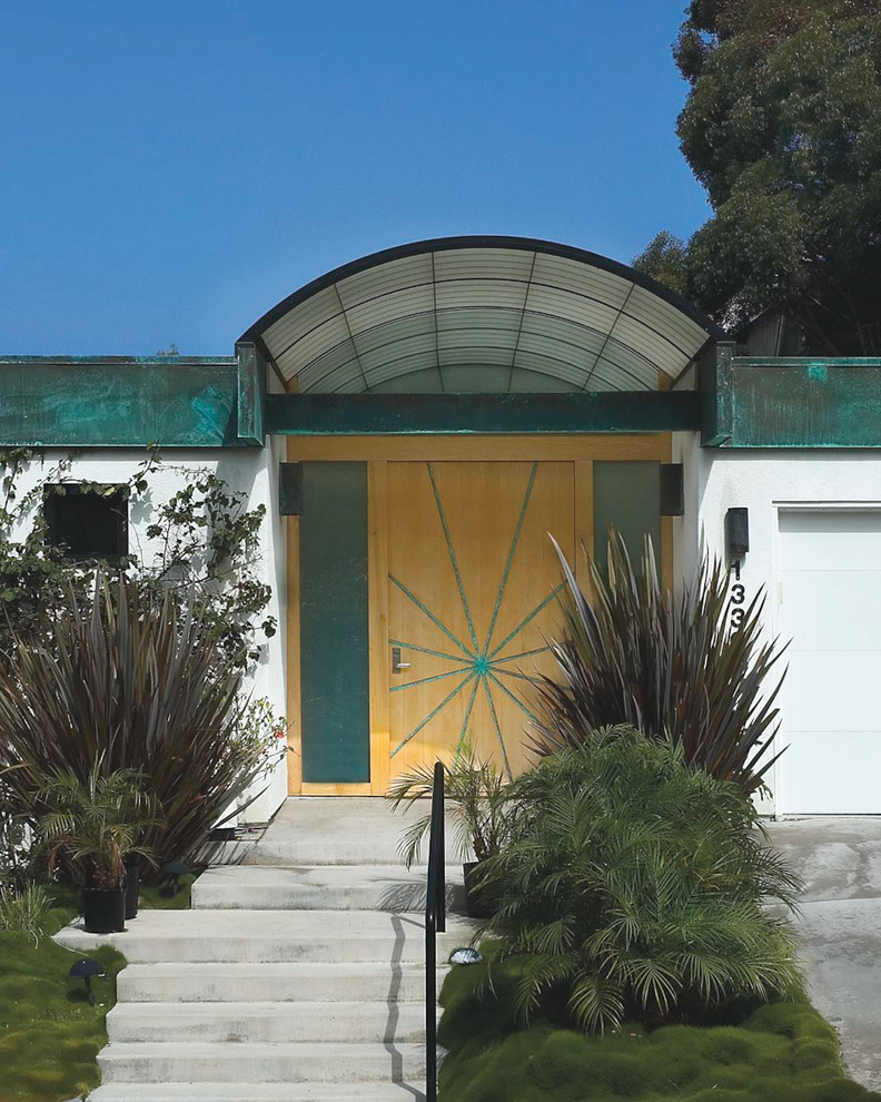 サンディエゴにあるコンテンポラリースタイルのおしゃれな玄関ドア (淡色木目調のドア) の写真