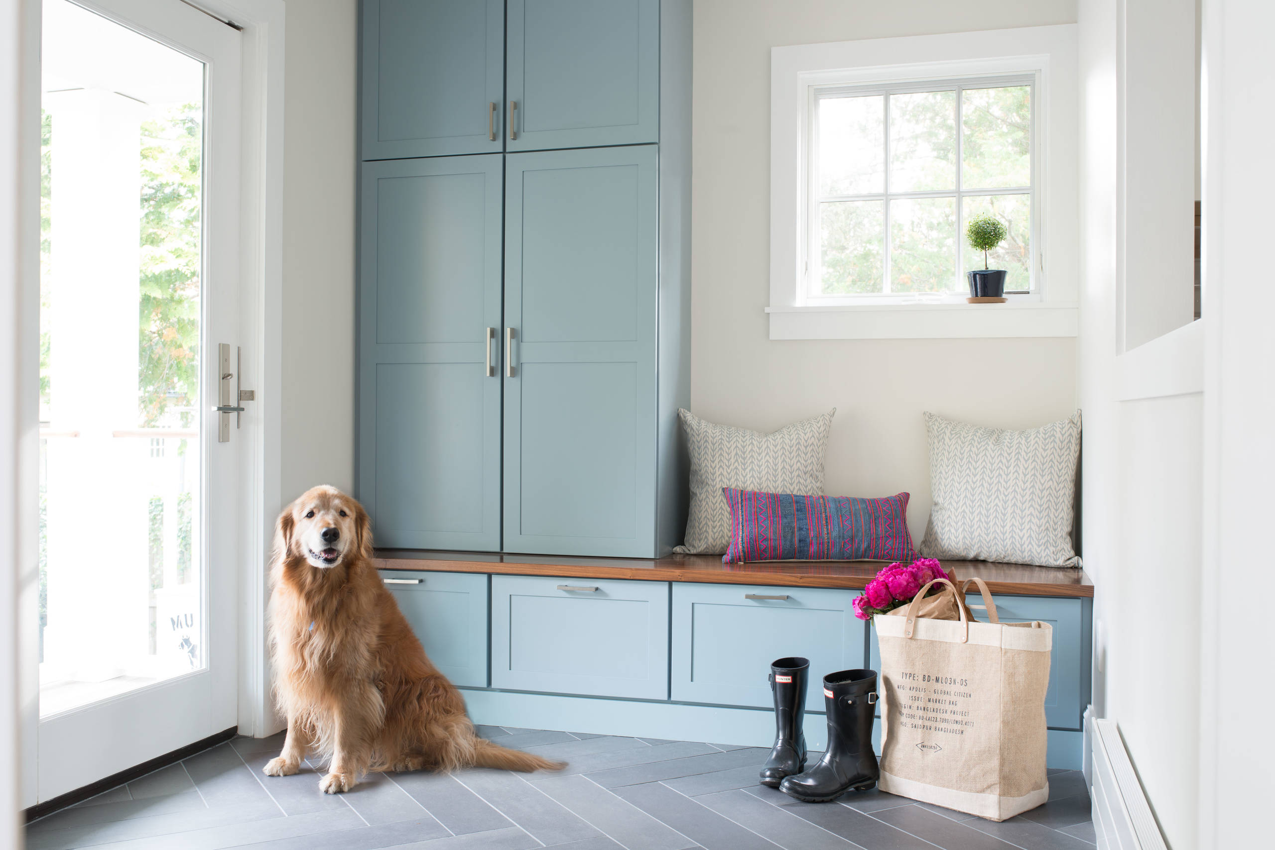 北欧風玄関ドアー＆玄関フレーム穴あき模様ガラス