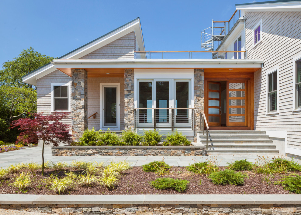 Mittelgroße Moderne Haustür mit weißer Wandfarbe, braunem Holzboden, Doppeltür und hellbrauner Holzhaustür in Providence