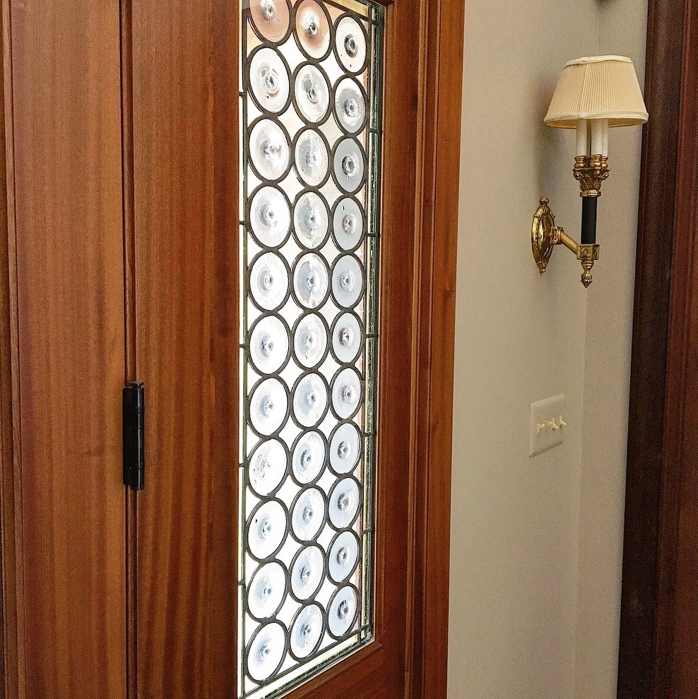 Esempio di una porta d'ingresso tradizionale con una porta singola e una porta in legno bruno