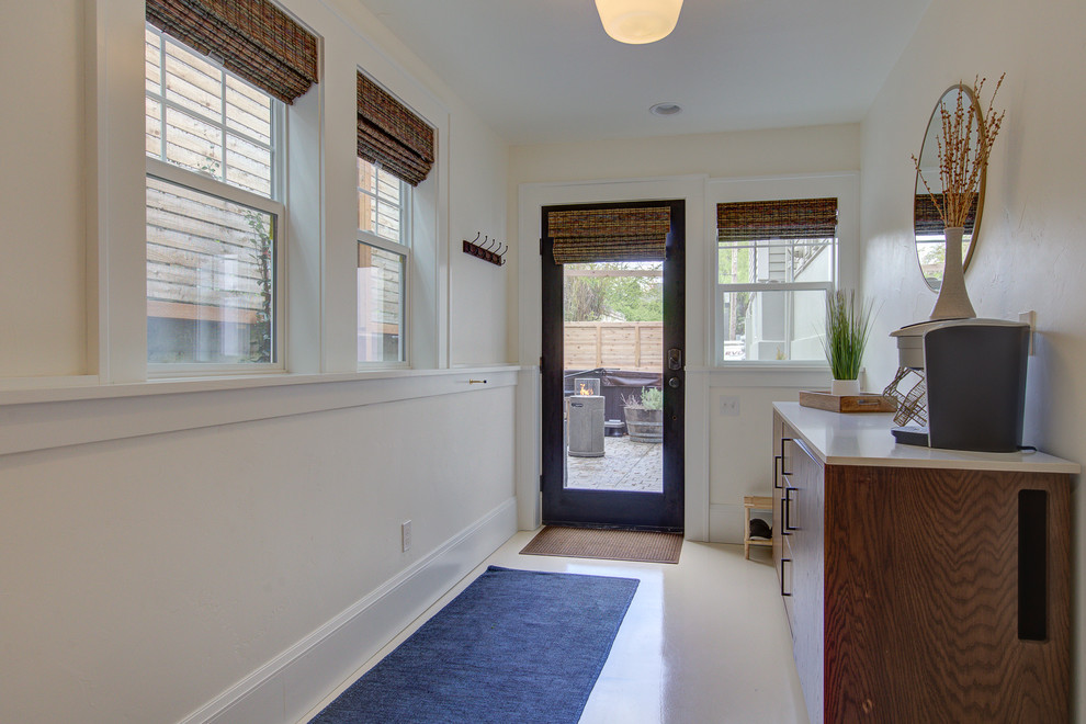 На фото: фойе среднего размера в стиле кантри с белыми стенами, светлым паркетным полом, одностворчатой входной дверью, стеклянной входной дверью и коричневым полом