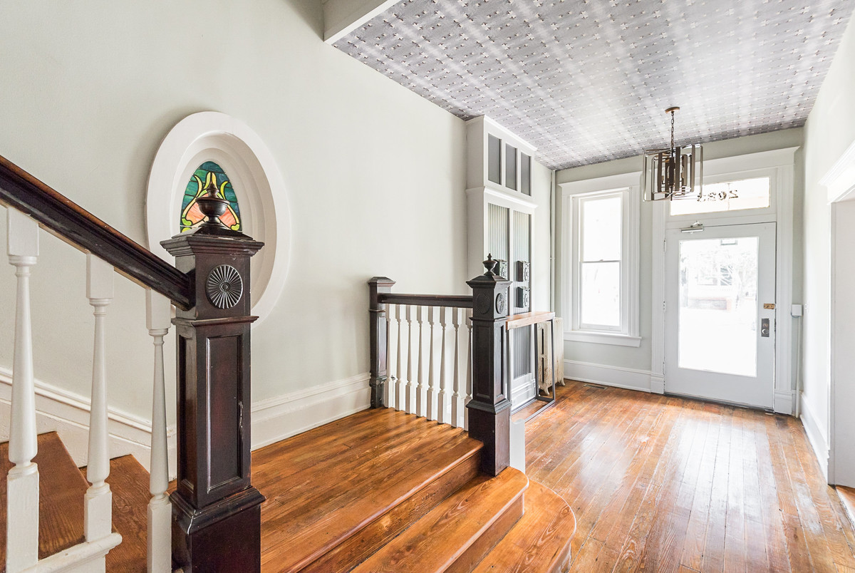 Mittelgroßes Klassisches Foyer mit grauer Wandfarbe, braunem Holzboden und braunem Boden in Wilmington