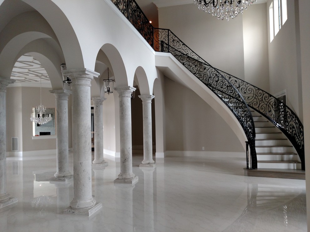 Esempio di un grande ingresso o corridoio mediterraneo con pareti beige e pavimento in gres porcellanato