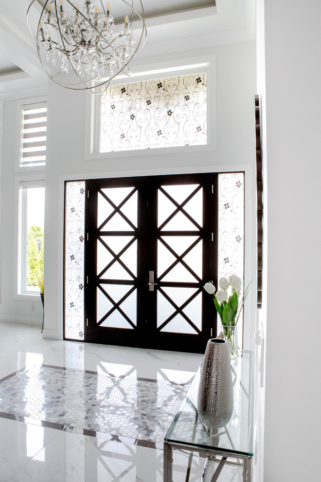 Idee per una grande porta d'ingresso chic con pareti bianche, pavimento in marmo, una porta a due ante, una porta in vetro e pavimento bianco