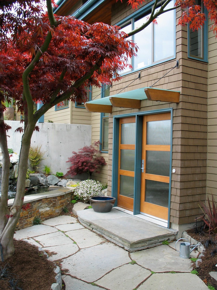 Imagen de puerta principal contemporánea con puerta simple