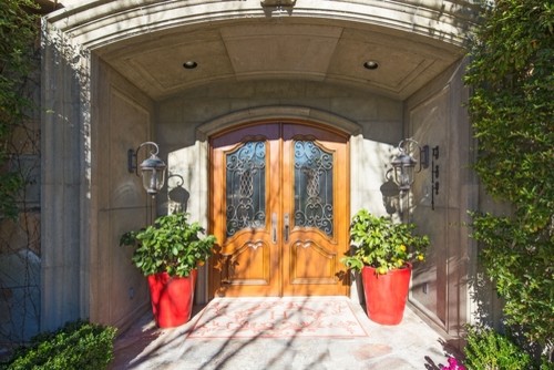 Пример оригинального дизайна: прихожая в викторианском стиле с двустворчатой входной дверью и входной дверью из дерева среднего тона