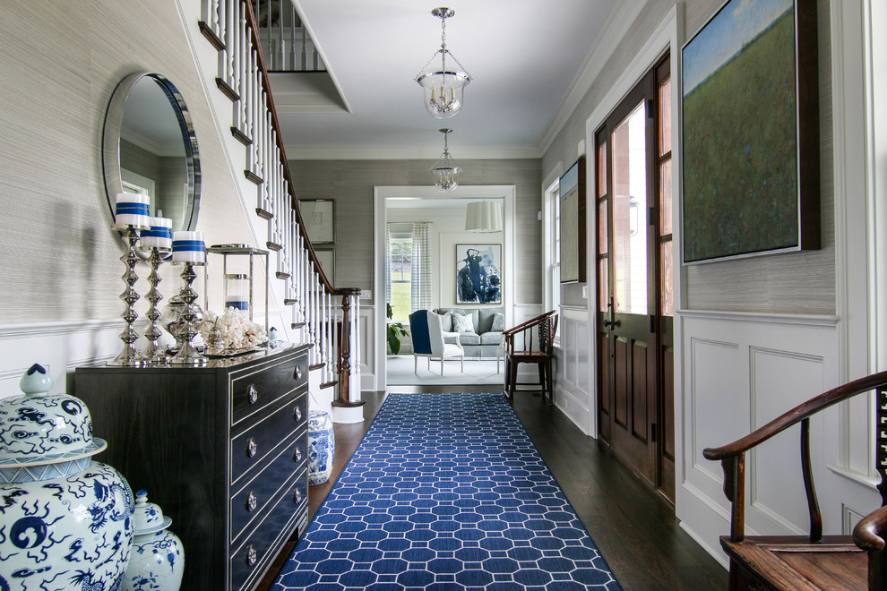 Immagine di un corridoio classico con pareti beige, parquet scuro e una porta singola