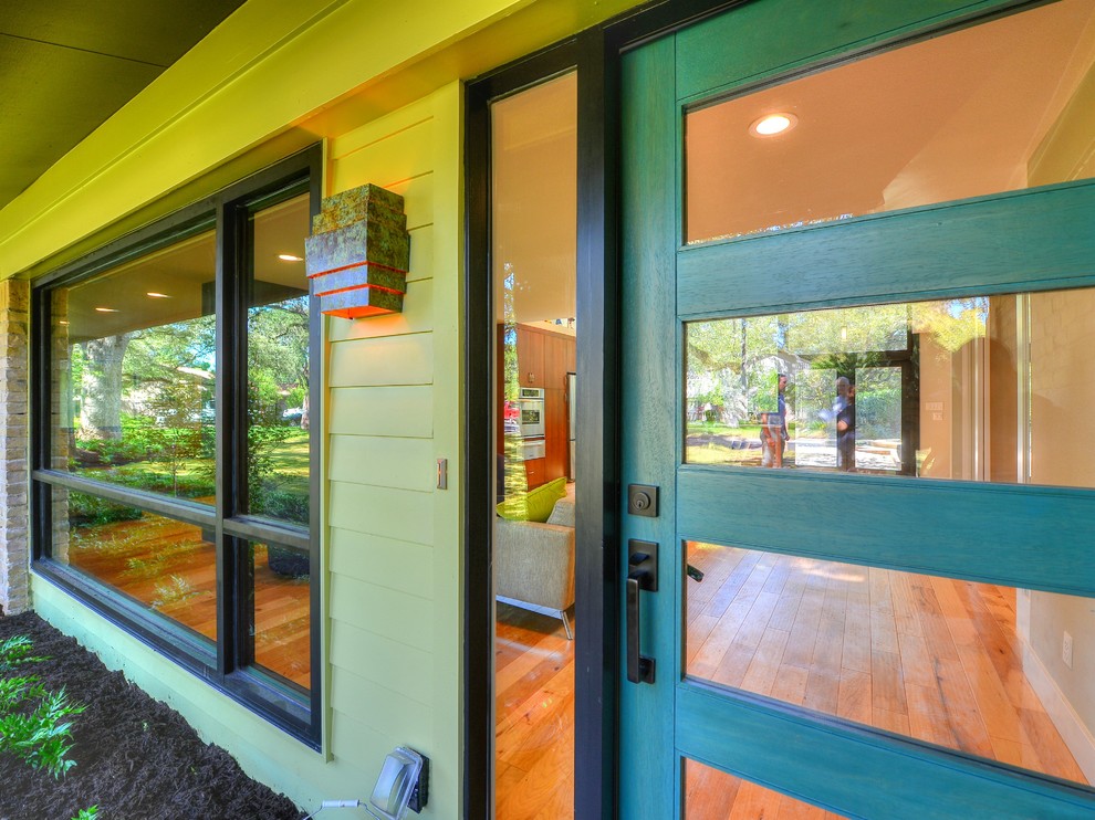 Idéer för en mellanstor modern ingång och ytterdörr, med ljust trägolv, en enkeldörr och en blå dörr