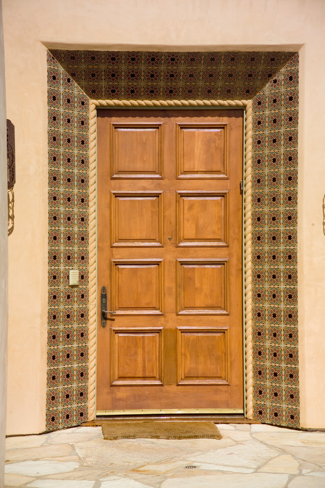 Bild på en mellanstor medelhavsstil ingång och ytterdörr, med beige väggar, en enkeldörr och mellanmörk trädörr