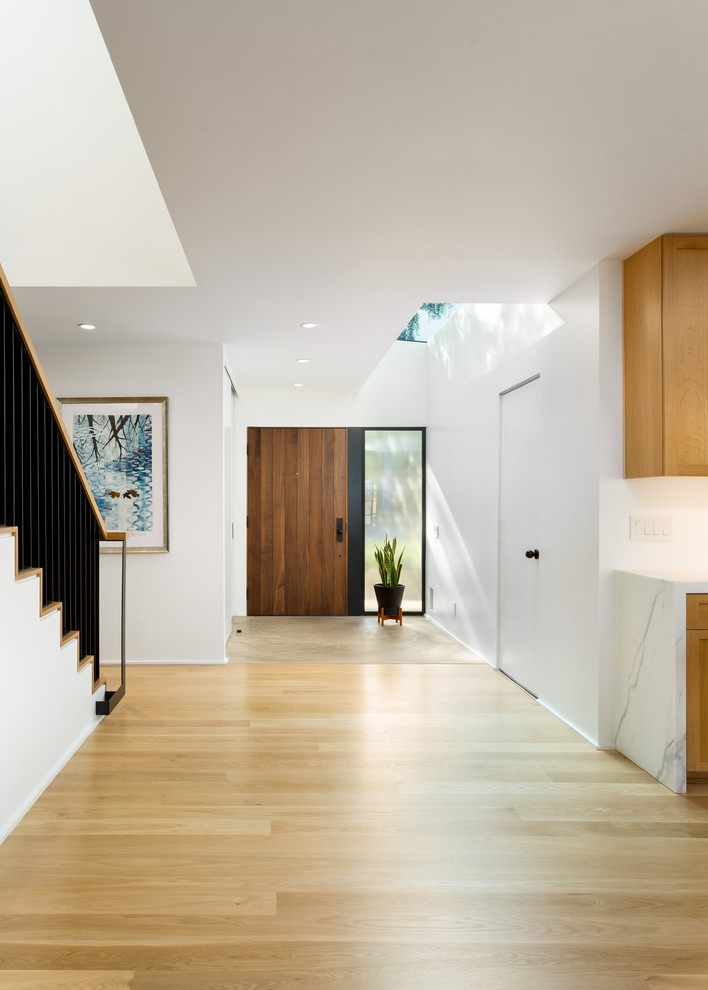 Источник вдохновения для домашнего уюта: большая прихожая в стиле ретро с белыми стенами, светлым паркетным полом, одностворчатой входной дверью, входной дверью из дерева среднего тона и желтым полом