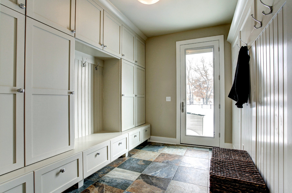 Ejemplo de vestíbulo posterior de estilo americano de tamaño medio con paredes beige, suelo de baldosas de cerámica, puerta simple y puerta blanca