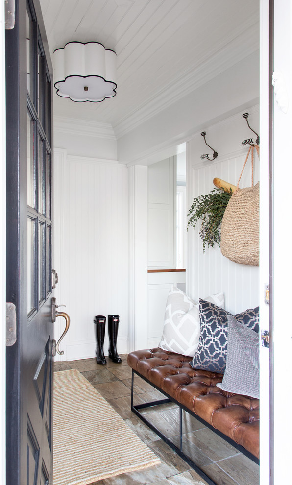 Diseño de vestíbulo posterior tradicional renovado pequeño con paredes blancas, suelo de pizarra, puerta simple, puerta negra y suelo beige