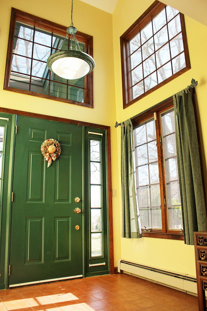 Идея дизайна: фойе среднего размера в стиле кантри с желтыми стенами, полом из керамической плитки, одностворчатой входной дверью и зеленой входной дверью