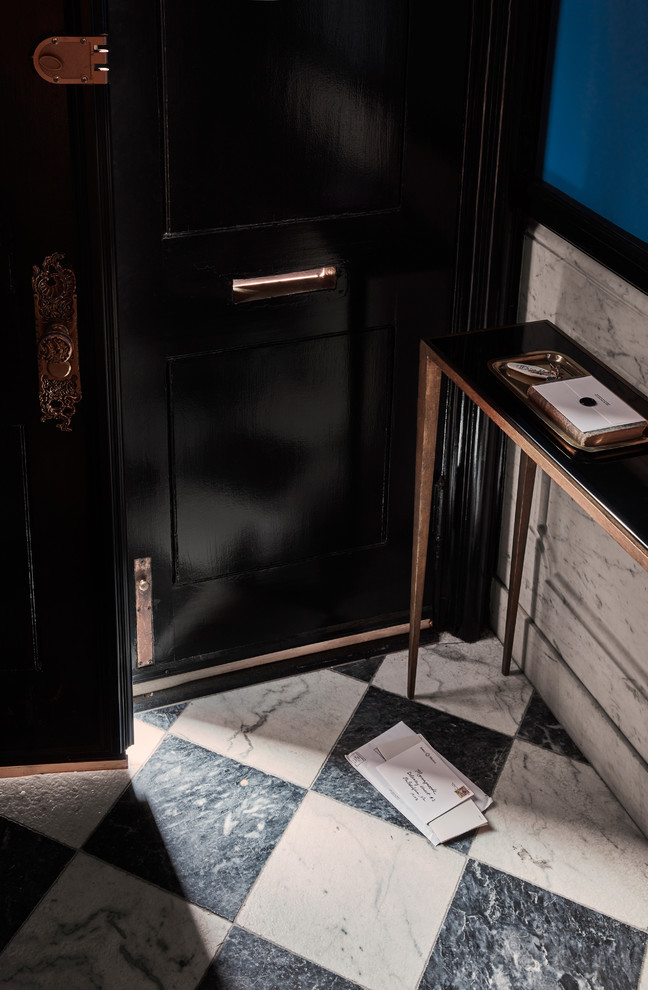 Свежая идея для дизайна: входная дверь среднего размера в стиле неоклассика (современная классика) с синими стенами, мраморным полом, двустворчатой входной дверью и входной дверью из темного дерева - отличное фото интерьера