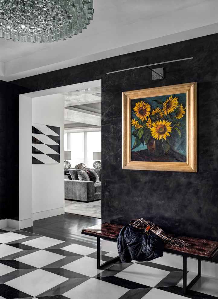 Ejemplo de entrada minimalista con paredes negras y suelo de mármol