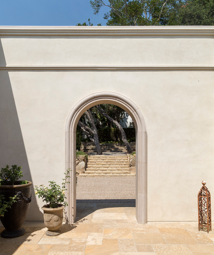 Großer Mediterraner Eingang mit Vestibül und beiger Wandfarbe in Santa Barbara