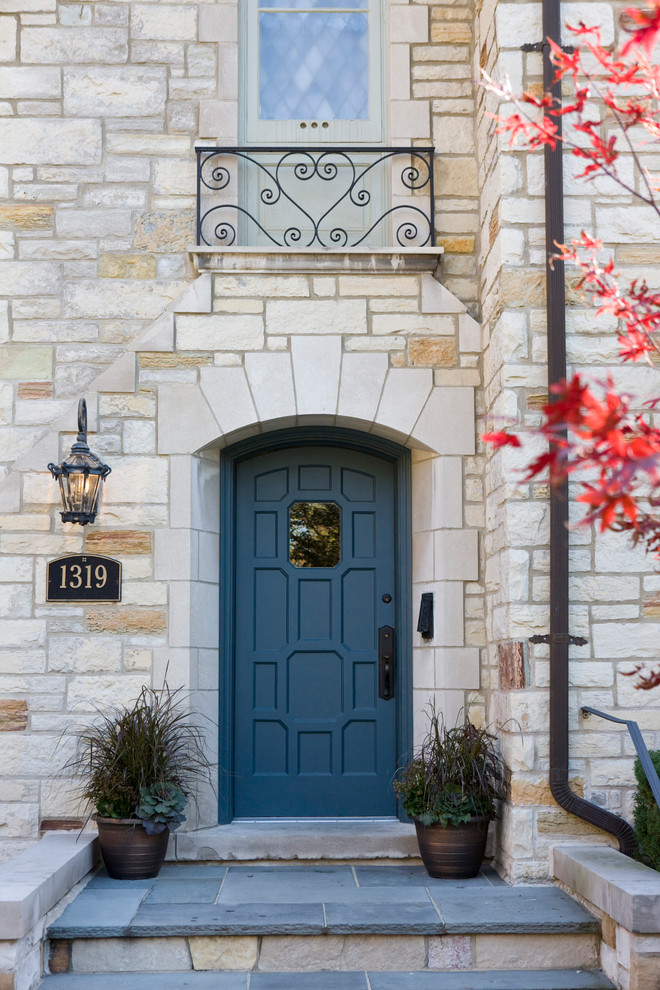 Идея дизайна: большая входная дверь в классическом стиле с бежевыми стенами, одностворчатой входной дверью, синей входной дверью и серым полом