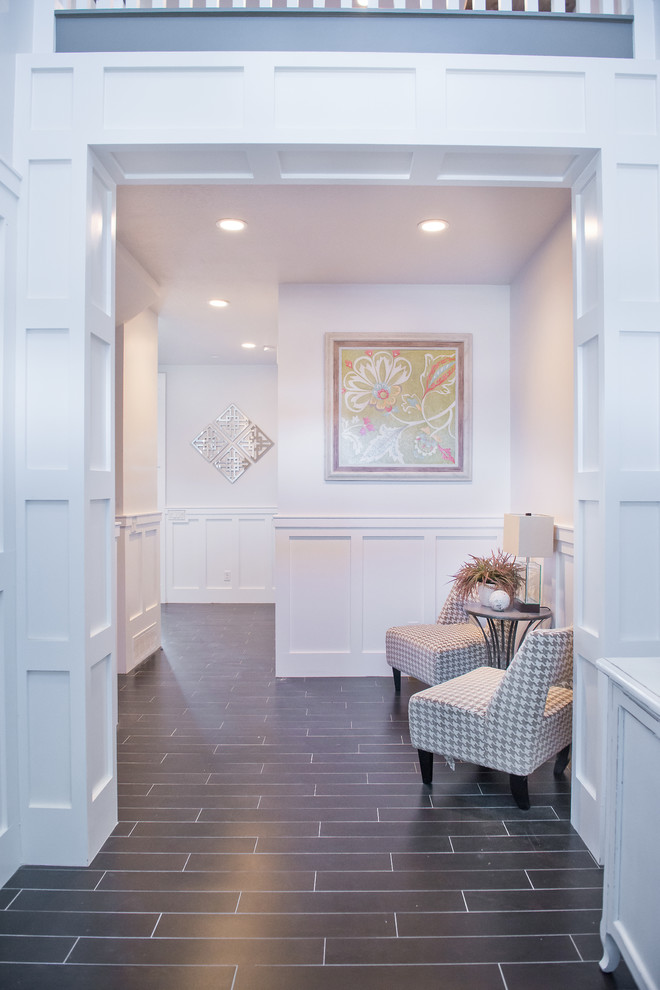 Свежая идея для дизайна: входная дверь среднего размера в стиле кантри с белыми стенами, полом из керамогранита, одностворчатой входной дверью и синей входной дверью - отличное фото интерьера