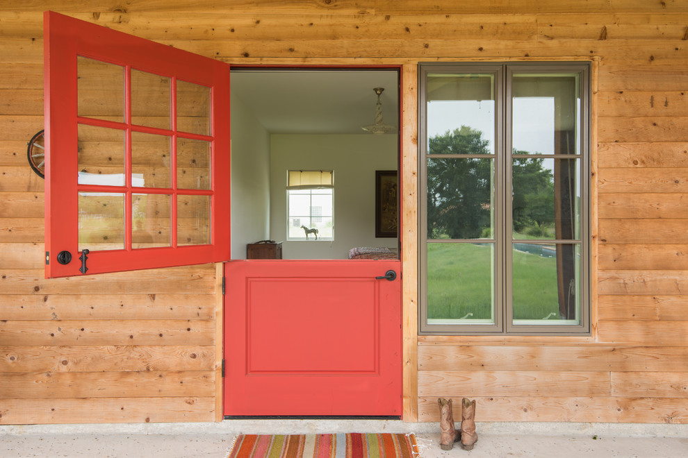Immagine di un ingresso o corridoio country con una porta olandese e una porta rossa