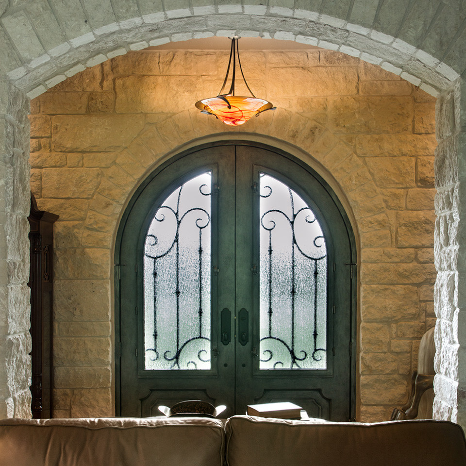 ダラスにある中くらいなトラディショナルスタイルのおしゃれな玄関ドア (ベージュの壁、ガラスドア) の写真