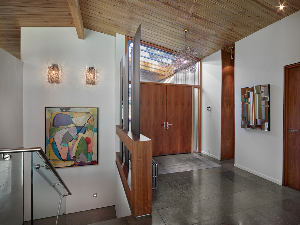Diseño de entrada vintage con paredes blancas, puerta doble y puerta de madera en tonos medios