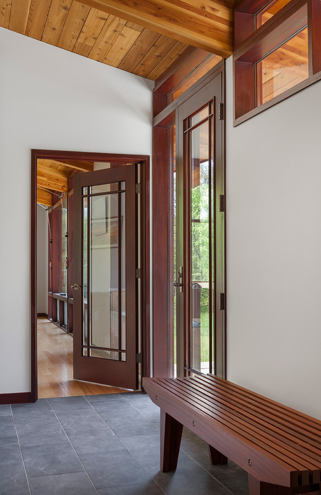 На фото: тамбур среднего размера в стиле рустика с полом из сланца, одностворчатой входной дверью, стеклянной входной дверью и серым полом с