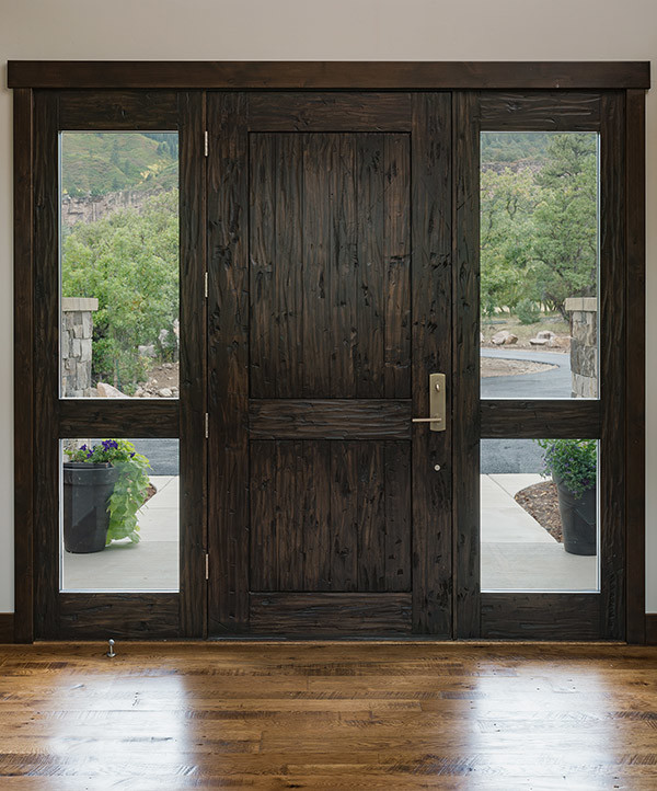アルバカーキにあるラグジュアリーな広いトランジショナルスタイルのおしゃれな玄関ドア (無垢フローリング、濃色木目調のドア) の写真