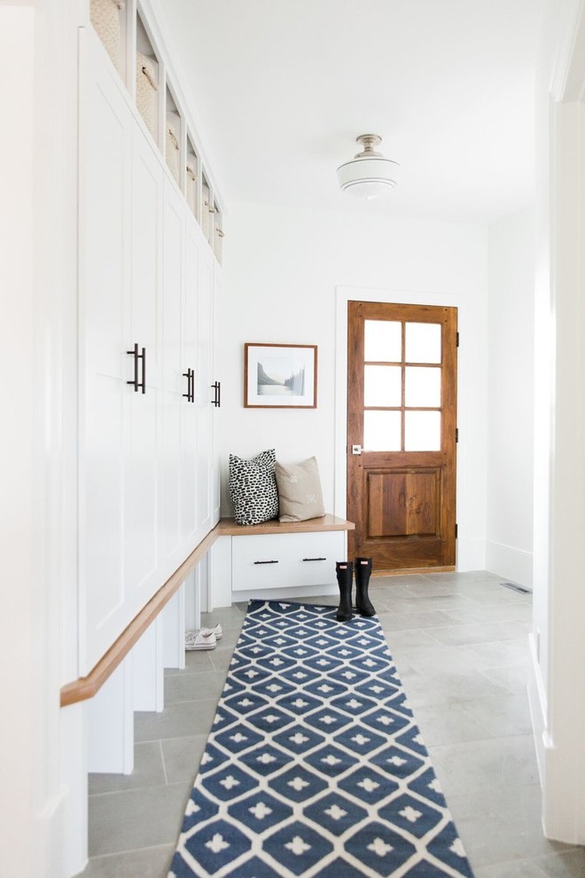 Ispirazione per un ingresso con anticamera tradizionale di medie dimensioni con pareti bianche, una porta singola e una porta in legno scuro