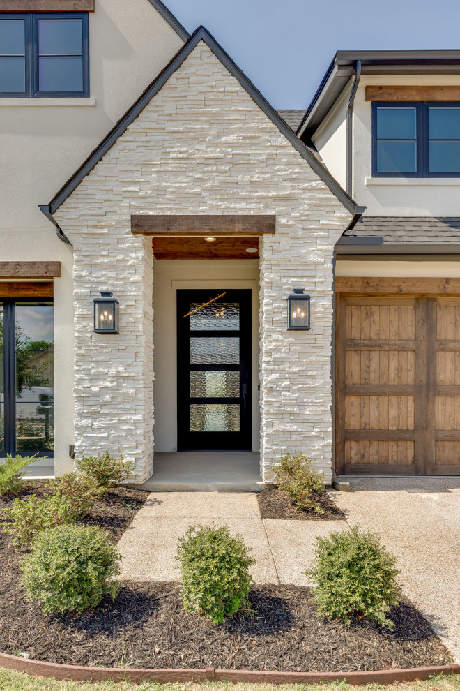 Große Landhausstil Haustür mit weißer Wandfarbe, Einzeltür, schwarzer Haustür und beigem Boden in Dallas
