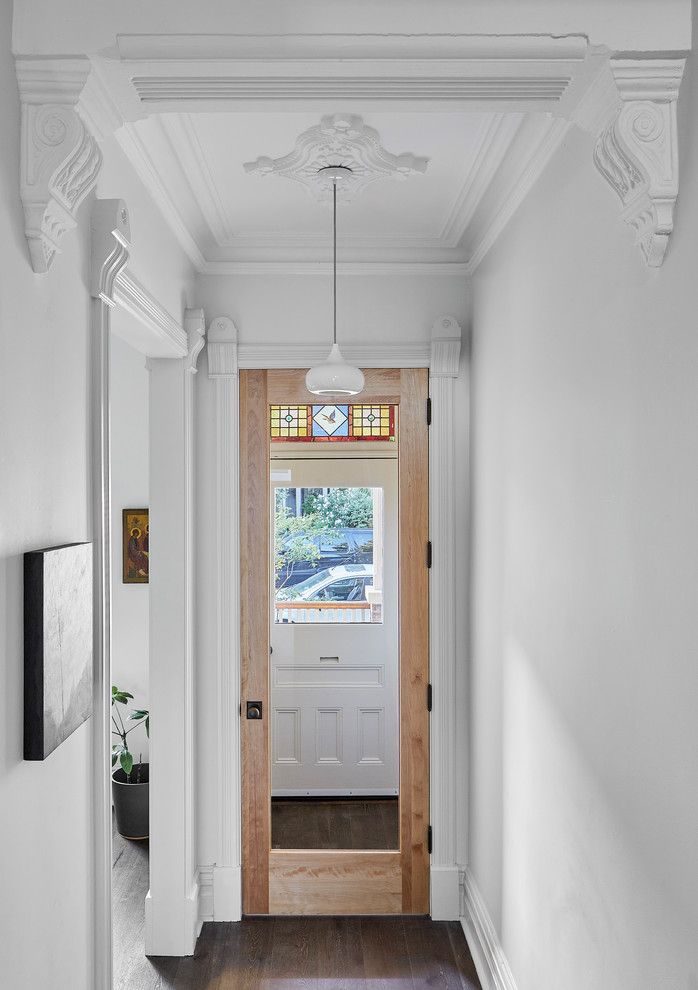 Nordischer Eingang mit Vestibül, weißer Wandfarbe, dunklem Holzboden und Haustür aus Glas in Toronto