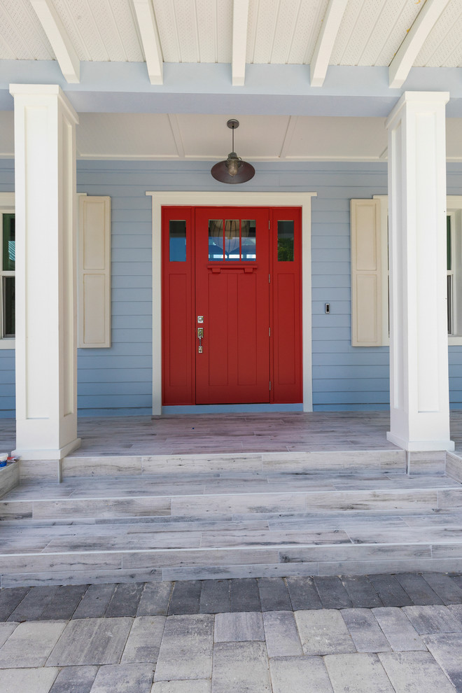 Exemple d'une grande porte d'entrée éclectique avec un mur blanc, un sol en bois brun, une porte simple, une porte rouge et un sol marron.