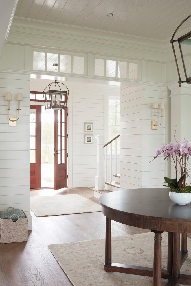 Country Foyer mit weißer Wandfarbe, braunem Holzboden, Doppeltür, dunkler Holzhaustür und braunem Boden in Richmond
