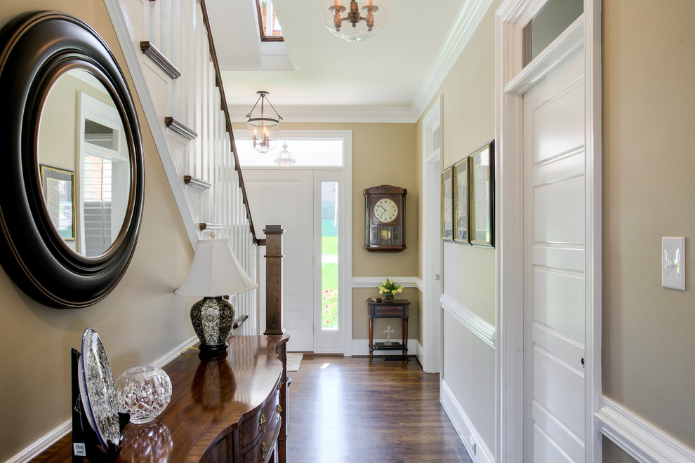 Mittelgroße Klassische Haustür mit beiger Wandfarbe, dunklem Holzboden, Einzeltür, weißer Haustür und braunem Boden in Richmond