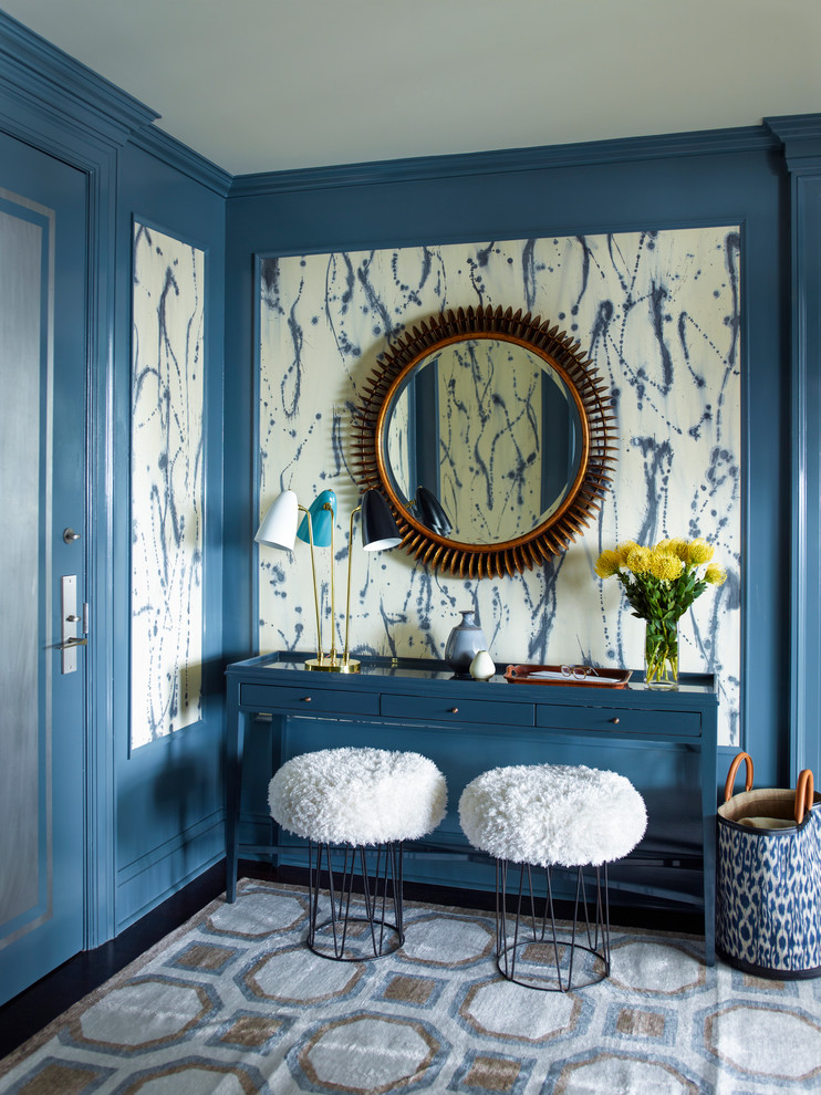 Inspiration för klassiska foajéer, med blå väggar, mörkt trägolv, en enkeldörr och en blå dörr