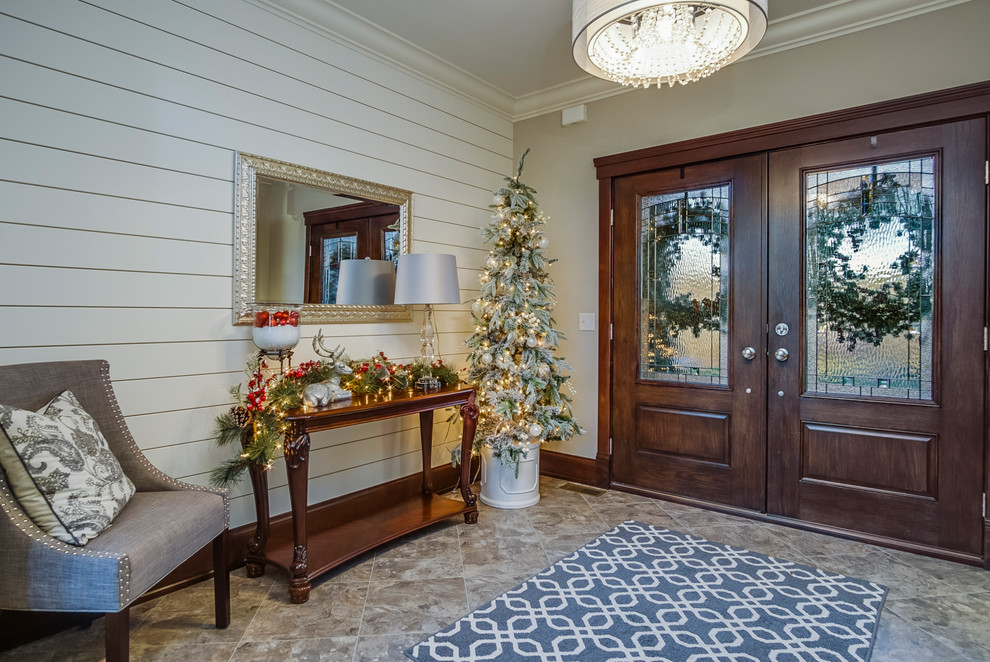 Großes Klassisches Foyer mit weißer Wandfarbe, Porzellan-Bodenfliesen, Doppeltür, dunkler Holzhaustür und grauem Boden in Grand Rapids