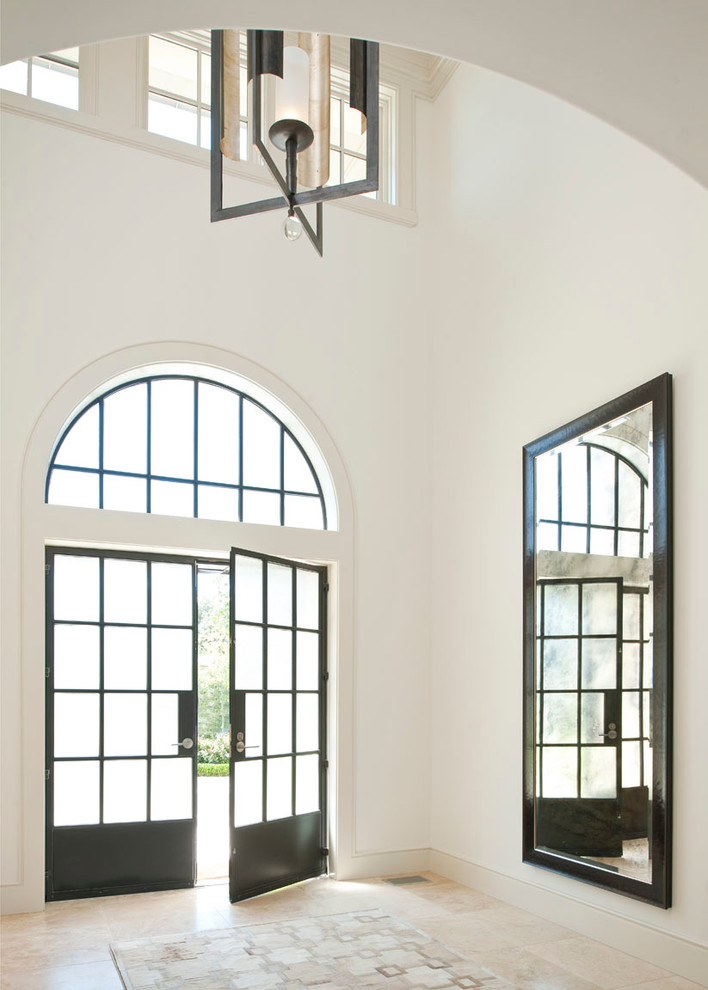 На фото: большое фойе в классическом стиле с бежевыми стенами, полом из травертина, двустворчатой входной дверью и стеклянной входной дверью с