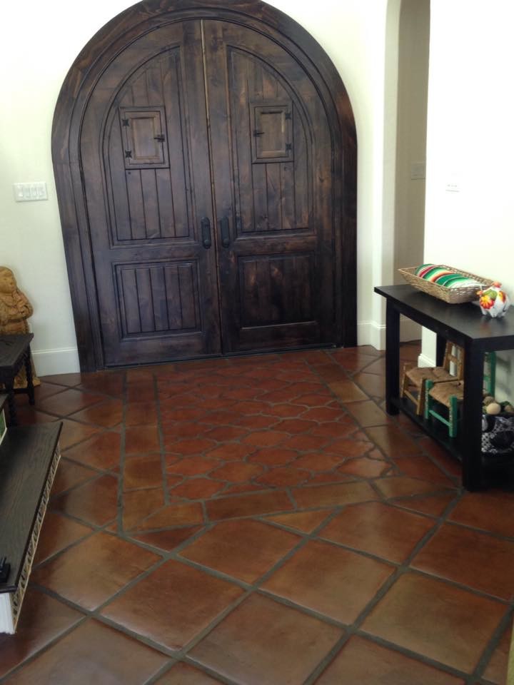 Foto de puerta principal mediterránea grande con paredes beige, suelo de baldosas de terracota, puerta doble, puerta de madera oscura y suelo naranja