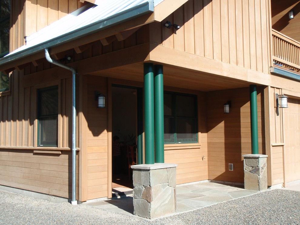 Idéer för en modern entré, med bruna väggar, en enkeldörr och en grön dörr