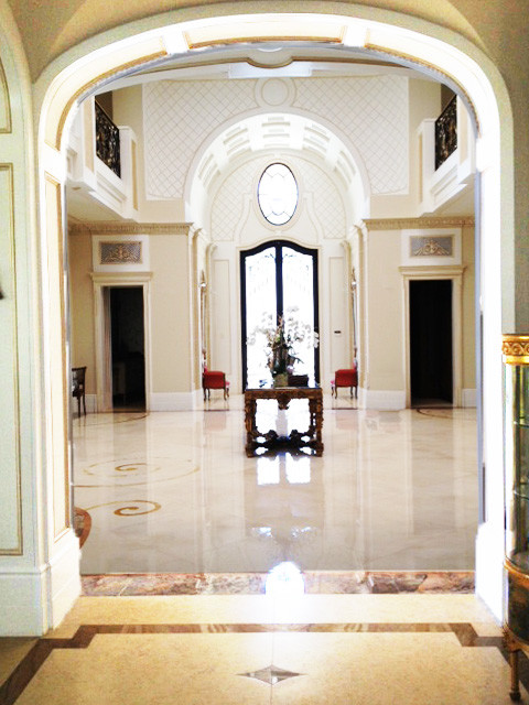 Imagen de puerta principal clásica extra grande con paredes beige, suelo de mármol, puerta doble y puerta metalizada