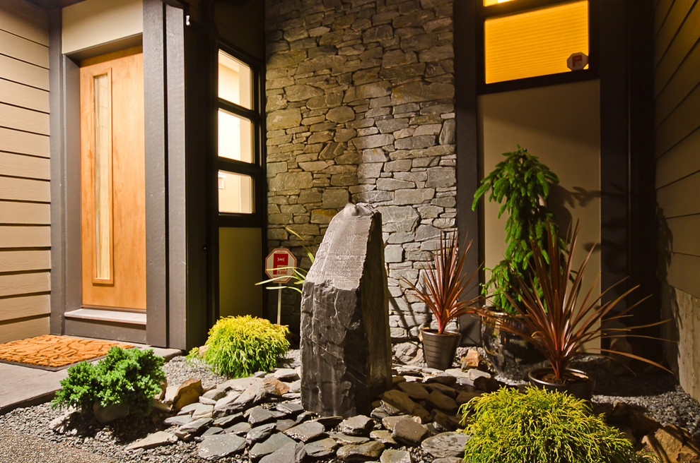 Example of a minimalist entryway design in Vancouver