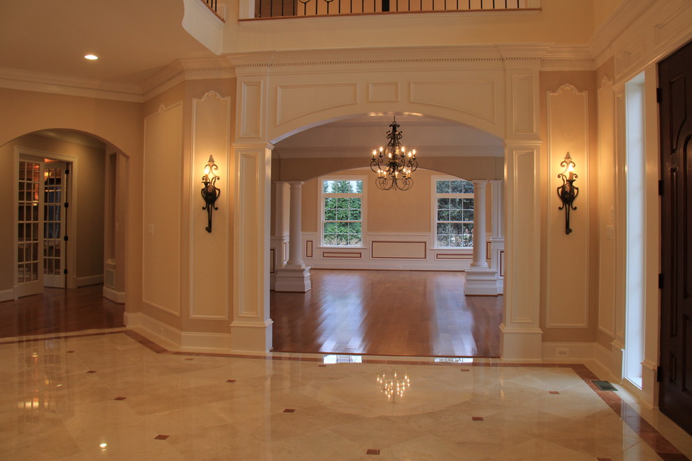 Großes Klassisches Foyer mit beiger Wandfarbe, Marmorboden, Doppeltür und dunkler Holzhaustür in Washington, D.C.