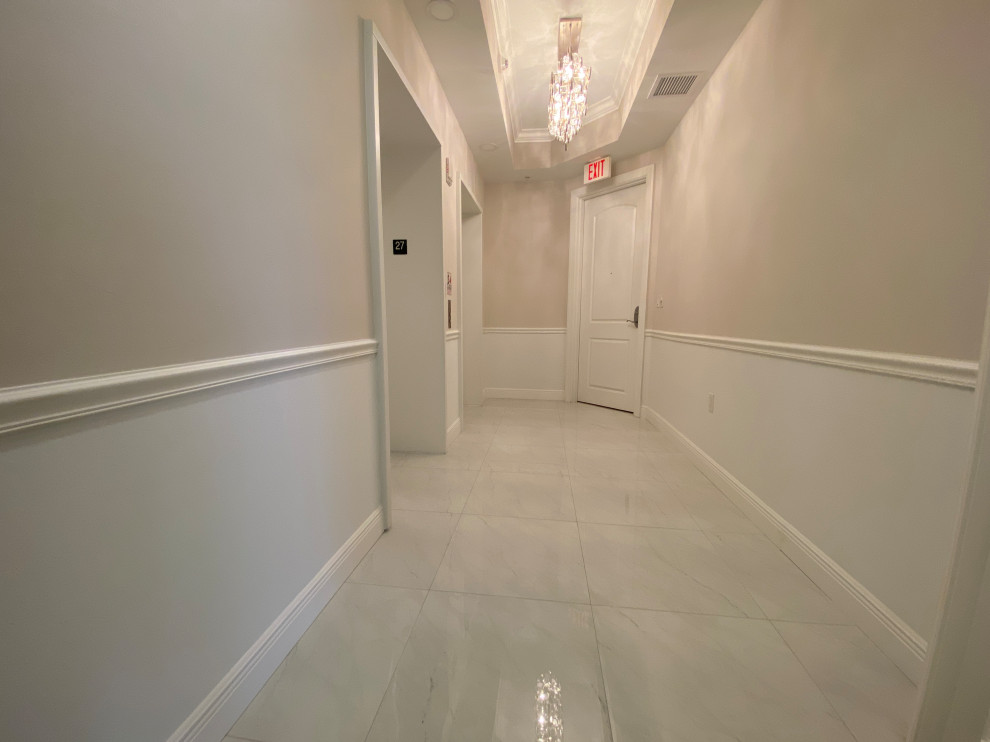 Großes Modernes Foyer mit weißer Wandfarbe, Porzellan-Bodenfliesen, Doppeltür, weißer Haustür, weißem Boden, eingelassener Decke und vertäfelten Wänden in Miami