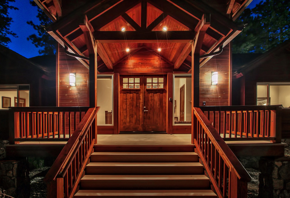 Moderne Haustür mit Doppeltür und hellbrauner Holzhaustür in Sonstige