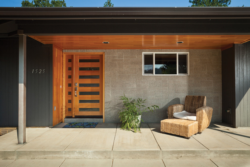 Inspiration pour une porte d'entrée design avec une porte simple et une porte en bois brun.