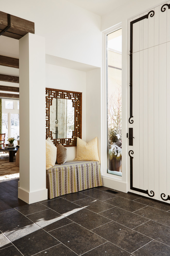 Пример оригинального дизайна: фойе в классическом стиле с белыми стенами, одностворчатой входной дверью и белой входной дверью