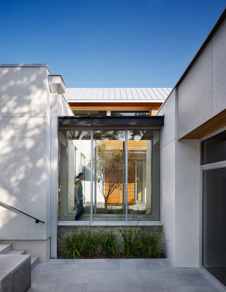Moderner Eingang mit Haustür aus Glas in Austin